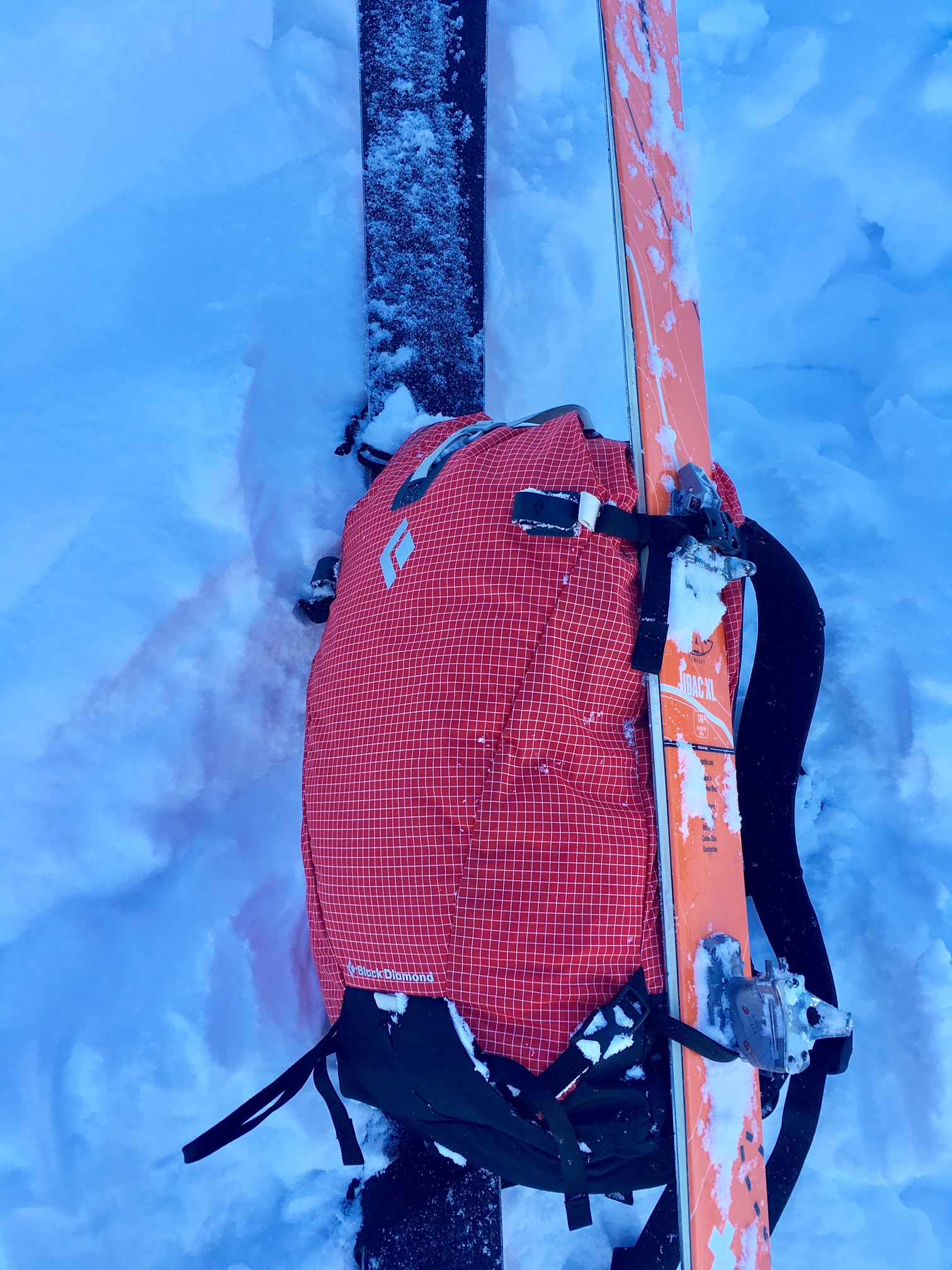 la fixation des skis sur le sac est simple et efficace